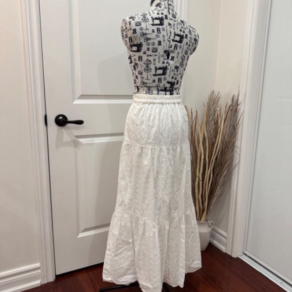 100% Cotton White Maxi Skirt with embroidery details and lining - Picture 3 of 6